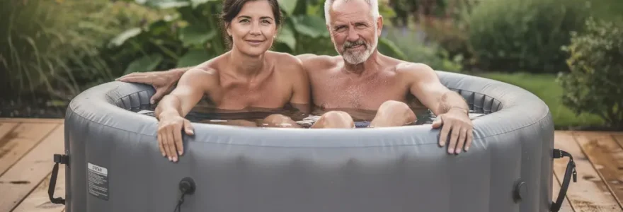 Couple se relaxant dans un spa gonflable sur terrasse bois avec jardin